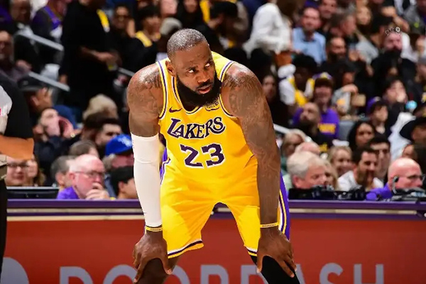 ​​詹姆斯“1+1”续约请求遭湖人拒绝，生涯首次被球队说“不”​