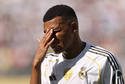 <a href=/zhuyao/shipin/zuqiuzhibo/119.html target=_blank class=infotextkey>梅西</a>已揽4金球+3<a href=/shipin/zuqiuzhibo/ouguan/ target=_blank class=infotextkey>欧冠</a>，C罗1金球+1欧冠，同龄姆巴佩仍0金球0欧冠