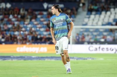 皇马5000万挖到左路铁闸!22岁A费7场全勤,<a href=/shipin/zuqiuzhibo/manlian/ target=_blank class=infotextkey>曼联</a>痛失瑰宝?