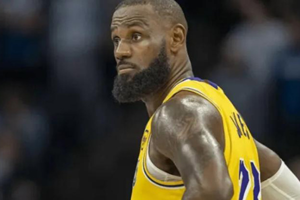 詹姆斯湖人生涯恐迎终点?5260万合同成过渡,<a href=/shipin/lanqiuzhibo/mavericks/ target=_blank class=infotextkey>独行侠</a><a href=/shipin/lanqiuzhibo/warriors/ target=_blank class=infotextkey>勇士</a>争传