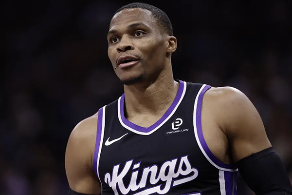 东契奇伤缺+威少暴打老东家，湖人双线承压