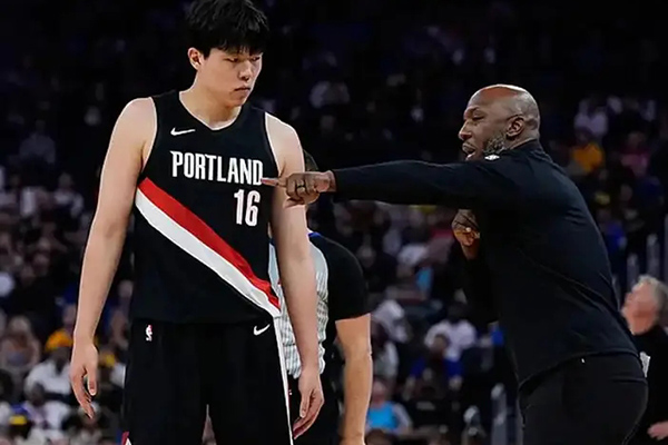 勇士残阵逆转双杀开拓者,杨瀚森持续进步获主帅信任