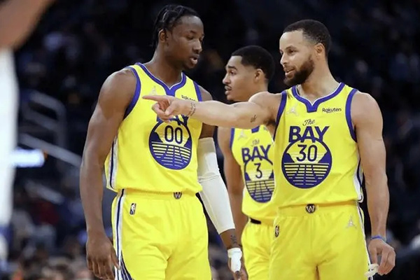 休赛期闹剧！库明加拒签合同要科尔下课，勇士内部乱作一团